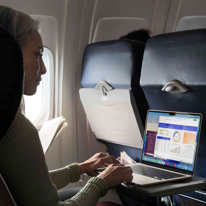 На фото изображено Apple MacBook Air 15" (M5, 10C / 10C, 2026) 16 ГБ, 1 ТБ SSD, Сияющая звезда