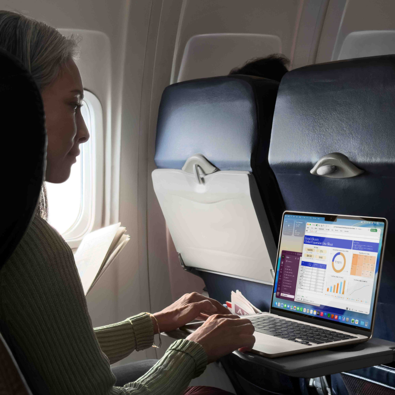 На фото изображено Apple MacBook Air 13" (M5, 10C / 10C, 2026) 24 ГБ, 512 ГБ SSD, Небесно-голубой