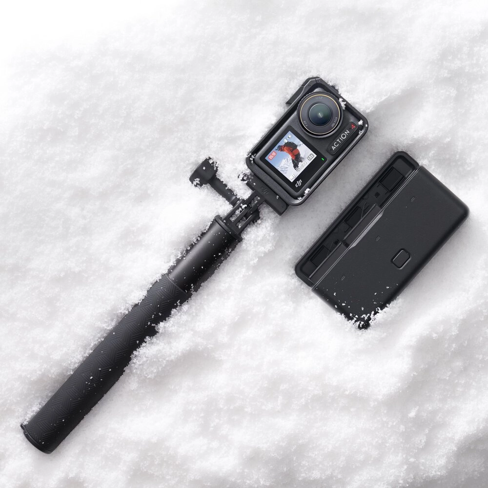 На фото изображено Экшн-камера DJI Osmo Action 4 Adventure Combo