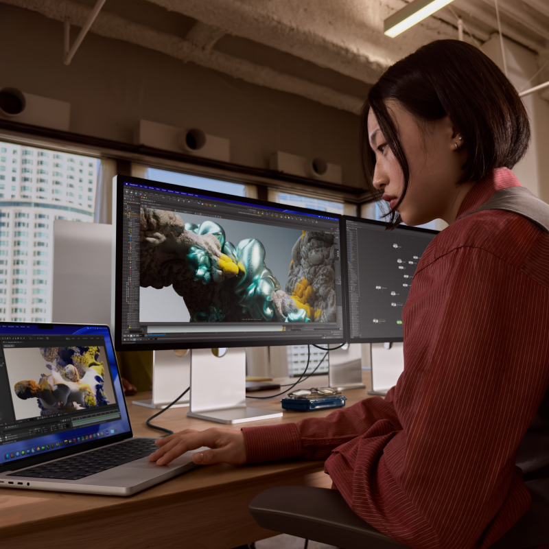 На фото изображено Apple MacBook Pro 14" (M5 Pro, 18C / 20C, 2026) 24 ГБ, 1 ТБ SSD, чёрный космос