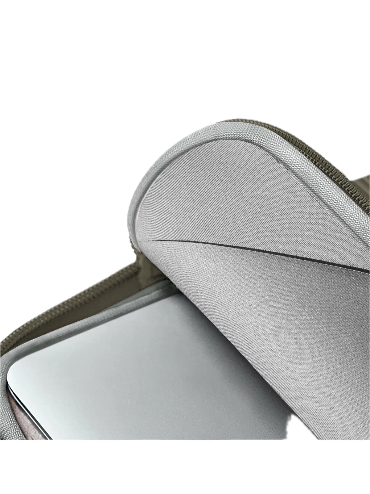 На фото изображено Uniq Cyprus Ridge Edition для MacBook Air 13, Dark Sage Green